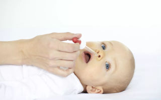 Промывание носа новорожденному физраствором: показания, правила и побочные явления